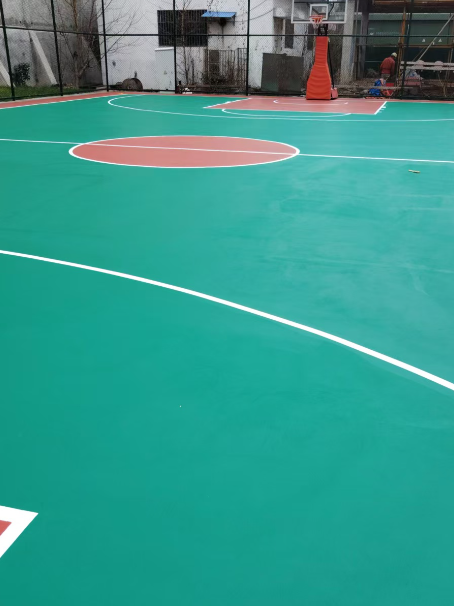 坡头 球场长期使用易出现地面开裂